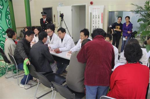 上海优秀青年医师志愿者在静安区阳光之家开展残障居民义诊专场
